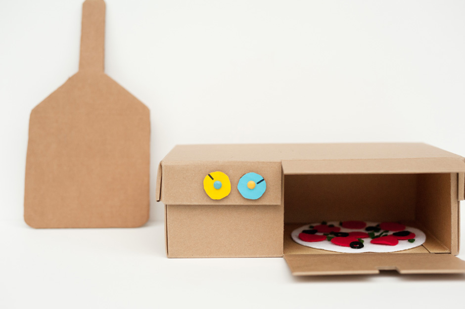 https://madebyjoel.com/wp-content/uploads/2014/01/Made-by-Joel-DIY-Shoebox-Pizza-Oven-Toy-5.jpg